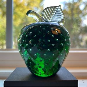 Vintage Green controlled bubble bullicante glass apple paperweight 1990 signed